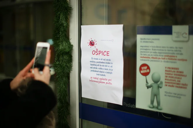 V začetku leta je prišla na Pediatrično kliniko na obisk z ošpicami okužena odrasla oseba. Epidemije takrat ni bilo. FOTO: Jure Eržen/Delo