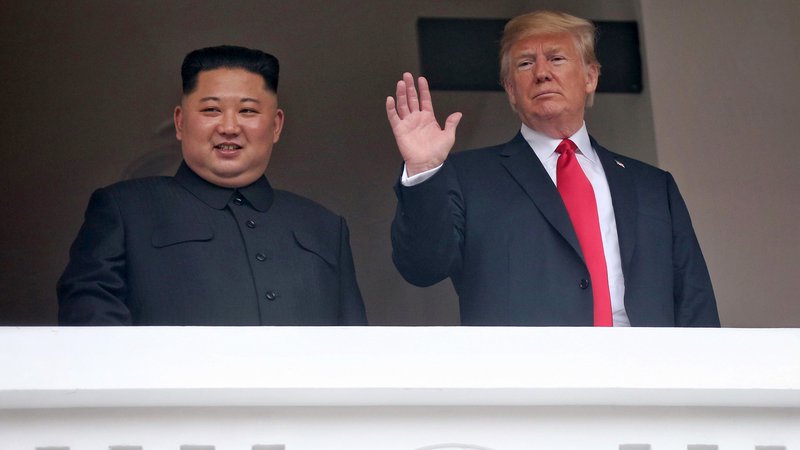 Fotografija: Kim Džong Un in Donald Trump FOTO: Kevin Lim/AFP