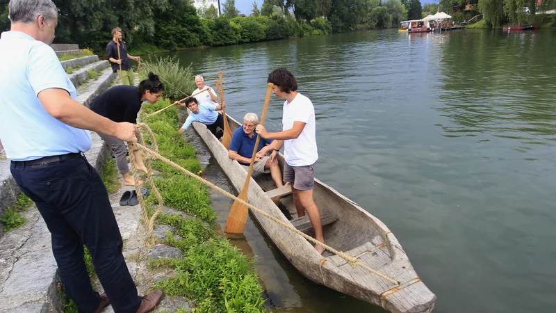 Fotografija: Deblak je nenavadno stabilno plovilo, zato ga bodo lahko v prihodnosti najemali celo turisti. FOTO: Roman Šipić