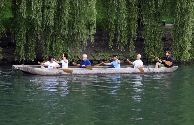 Vožnja z repliko rimskega deblaka po Ljubljanici okoli Špice. FOTO: Roman Šipić