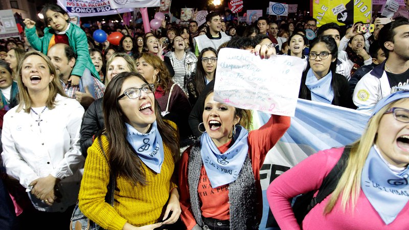 Fotografija: Shod nasprotnikov, ki poudarjajo pravico do življenja zarodka, pred tremi dnevi v mestu Tucumán na severu Argentine. FOTO: Walter Monteros/AFP