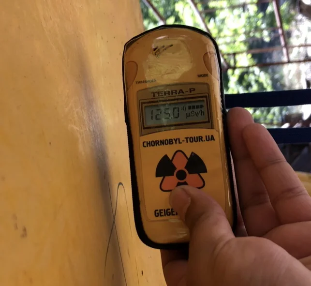 Med našim obiskom smo rekordno sevanje namerili pod vrtiljakom v Pripjatu. Vrednot 125 mikrosievertov na uro (µSv/h) je tisočkrat večja od naravnega sevanja. Gre za posamezne vroče točke zaradi radioaktivnih delcev, ki so ostali po nesreči. FOTO: Al