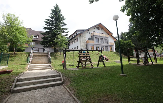 Letos so na Rakitni dokončali temeljito prenovo stavb. Po energetski saanciji je bil pozimi račun za ogrevanje polovico nižji. Foto Mavric Pivk