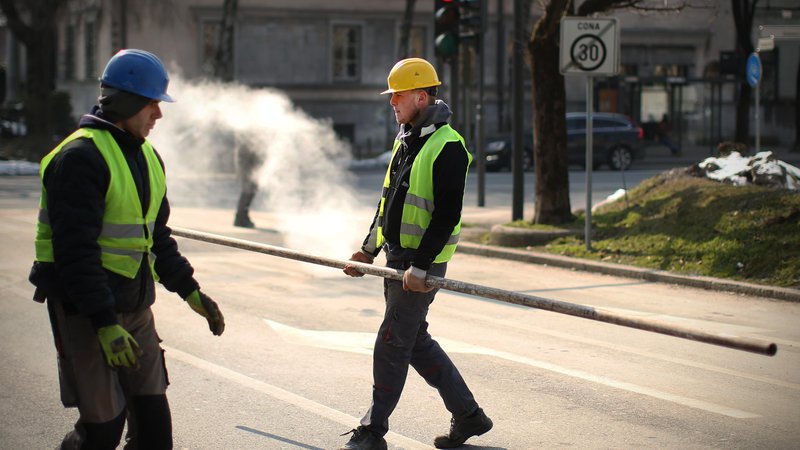 Fotografija: Podaljšanje omejitev za hrvaške delavce bi bilo po mnenju ministrstva za delo v nasprotju s potrebami in pričakovanji gospodarstva, zlasti pa podjetij ob slovensko-hrvaški meji. FOTO: Jure Eržen/delo