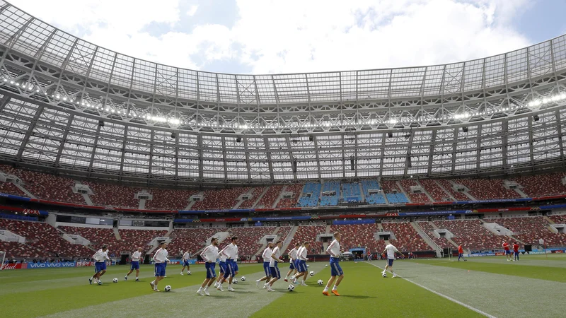 Fotografija: Na osrednjem moskovskem štadionu Lužniki je ruska reprezentanca opravila zadnji trening pred današnjo premiero.
FOTO: AP
