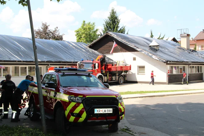 Vrtec Čardak v Črnomlju ima uničeno streho. FOTO: Simona Fajfar
