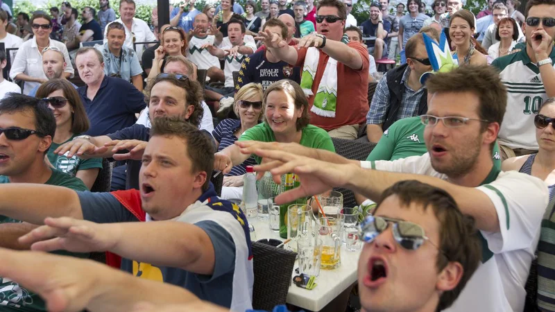 Fotografija: Takole so slovenski navijači v enem od ljubljanskih lokalov navijali za nogometno reprezentanco na SP leta 2010 v Južni Afriki. Letos bo evforija manjša, saj na mundialu ni slovenske vrste. FOTO: Voranc Vogel