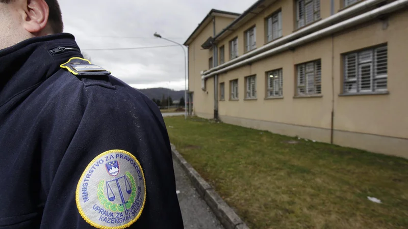 Odmor za malico si pravosodni policisti le stežka vzamejo, družinskega življenja skoraj nimajo več, saj večino časa preživijo na delovnem mestu. FOTO: Jože Suhadolnik/Delo