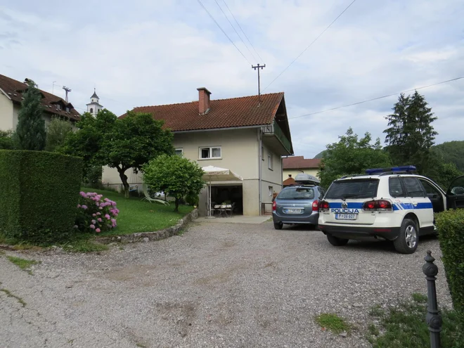 Policisti v Kresnicah zaradi sumov prodaje orožja opravljajo hišne preiskave. Foto Bojan Rajšek