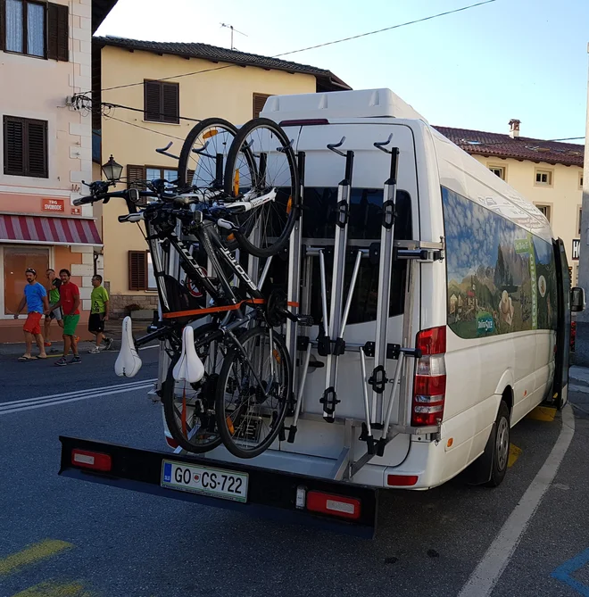 Kobariški »hop on hop off« uspešno povezuje odročnejše turistične znamenitosti in pohodniška izhodišča.