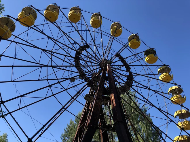 Vrtiljak v Pripjatu je opazen že na daleč, saj je eden redkih objektov, ki ga drevesa niso prerasla. FOTO: Aljaž Vrabec