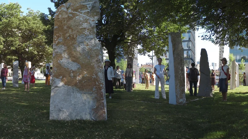 Hologram Evrope, ki ga je Marko Pogačnik postavil v Ljubljani na stičišču Slovenske, Dunajske in Tivolske ceste ob koncu predsedovanja Slovenije EU leta 2008. FOTO: Promocijsko gradivo