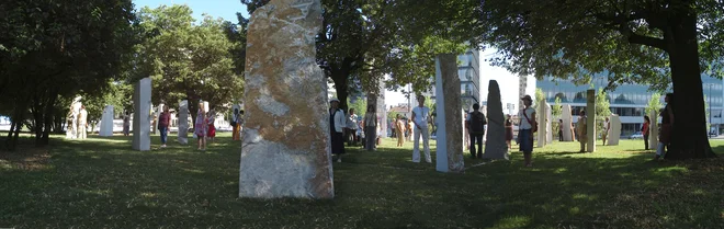 Hologram Evrope, ki ga je Marko Pogačnik postavil v Ljubljani na stičišču Slovenske, Dunajske in Tivolske ceste ob koncu predsedovanja Slovenije EU leta 2008. FOTO: Promocijsko gradivo