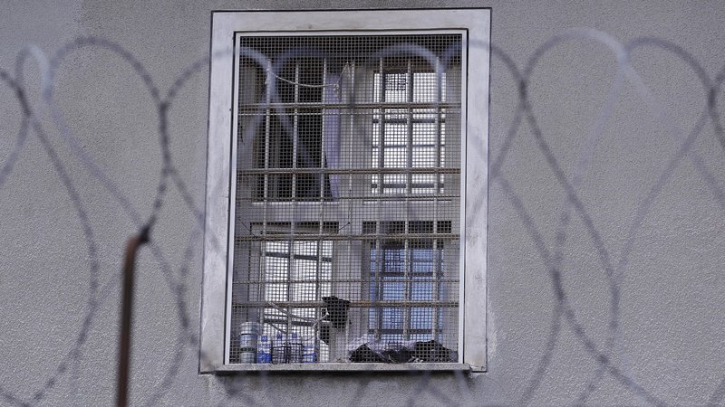 Fotografija: Največja težava zaporskega sistema je zapor Povšetova. FOTO: Tomi Lombar