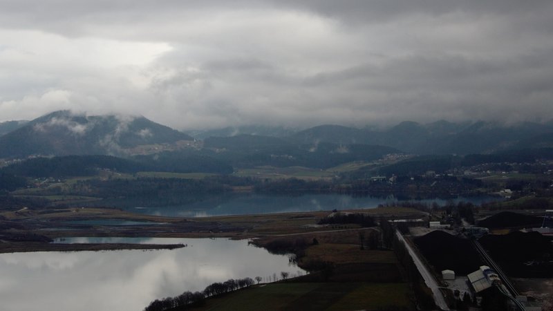 Fotografija: Šaleka dolina z jezeri, zgoraj Velenjsko jezero, pod njim pregrada nasipa. Foto: Brane Piano/DELO