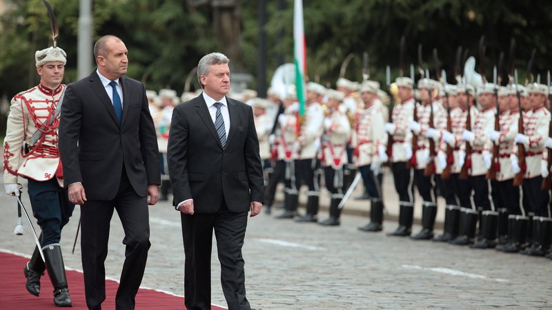 Fotografija: Bolgarski predsednik Rumen Radev (levo) med sprejemom makedonskega predsednika Gjorgeja Ivanova v Sofiji. FOTO: Reuters