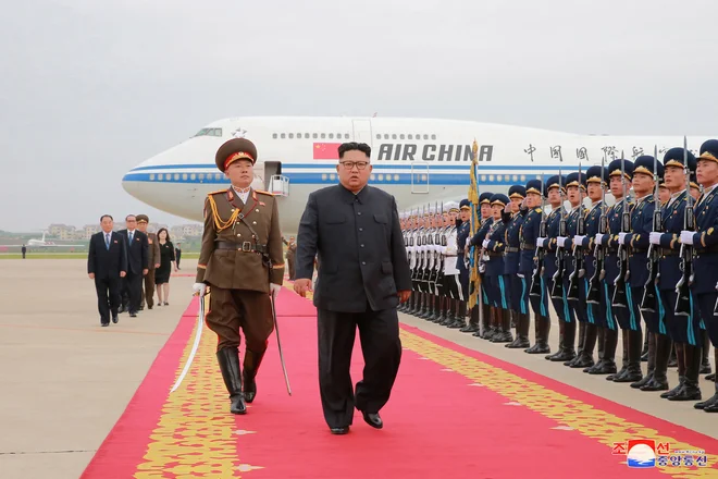 Po singapurskem srečanju s Trumpom je Kim Džong Un postal državnik, s katerim bi se vsi radi sestali. FOTO: Reuters