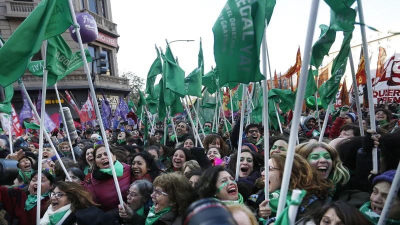 Fotografija: Ob objavi izida glasovanja so se mnogi nasprotniki objeli in zajokali, podporniki pa od veselja vzklikali. FOTO: AP/Jorge Saenz