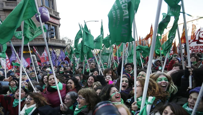 Ob objavi izida glasovanja so se mnogi nasprotniki objeli in zajokali, podporniki pa od veselja vzklikali. FOTO: AP/Jorge Saenz