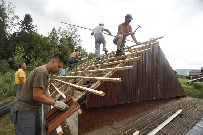 Neurje s točo je razkrilo in razbilo številne strehe. FOTO: Leon Vidic/Delo