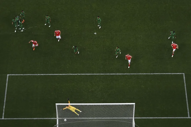 Aleksandr Golovin je mojstrsko izkoristil prosti strel. Foto Francois-Xavier Marit/AFP