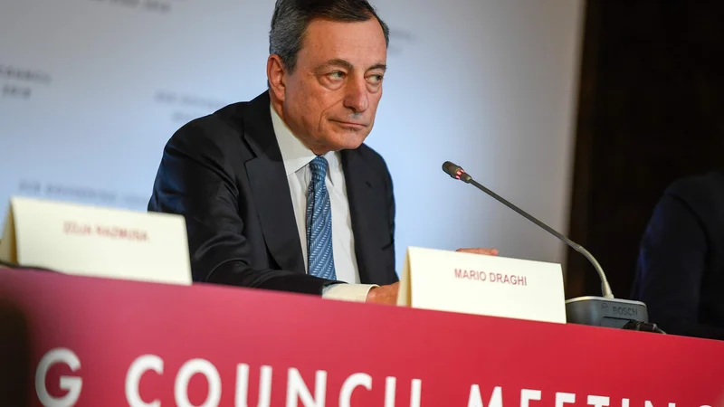 Fotografija: Predsednik ECB Mario Draghi napoveduje konec tiskanja denarja. FOTO: Ilmars Znotins/AFP
