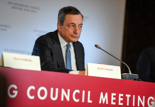 Predsednik ECB Mario Draghi napoveduje konec tiskanja denarja. FOTO: Ilmars Znotins/AFP
