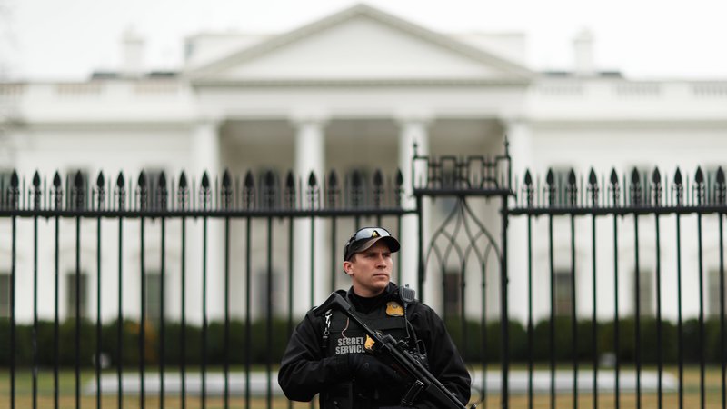 Fotografija: Zaposleni v Beli hiši ne vzdržijo kaosa, ali pa jih ujamejo pri izdajanju informacij medijem. FOTO: Reuters