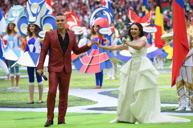 Na slovesni otvoritvi svetovnega nogometnega prvenstva je bil glavni zvezdnik 44-letni britanski pevec Robbie Williams, ki je imel ob sebi rusko sopranistko Aido Garifullino, &quot;enega najmlajših in najbolj prepoznavnih glasov Rusije,&quot;. Foto Patrik Stollarz Afp