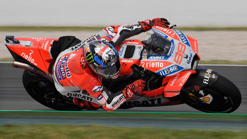 Fotografija: Jorge Lorenzo je v Barceloni poudaril, da je z mislimi še povsem pri letošnji sezoni in Ducatiju. FOTO: AFP