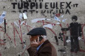 Na koruptivnost Eulexa in njegovo povezanost s kriminalom opozarjajo tudi grafiti v Prištini. FOTO: Hazir Reka/Reuters<br />
<br />

