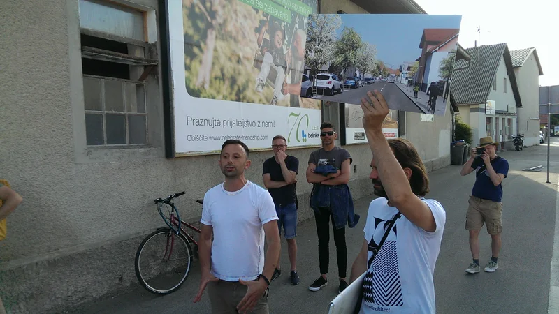 Fotografija: Urbanista Marko Peterlin in Matevž Frančič predstavljata svoj predlog ureditve Vodnikove. FOTO: Aleš Stergar