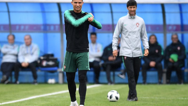 Fotografija: Cristiano Ronaldo je pred dvema letoma osvojil evropsko krono. Lahko Portugalski uspe tudi na svetovnem prvenstvu? FOTO: Francisco Leong/AFP