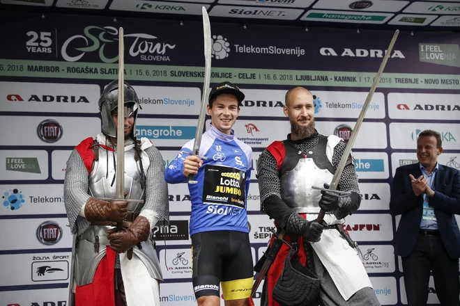Primož Roglič se je moral včeraj zadovoljiti z modro majico za najboljšega hribolazca, vendar se zeleni še ni odpovedal. Foto Uroš Hočevar/Delo