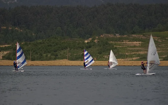 Jadranje na Velenjskem jezeru, zadaj nasip med Velenjskim jezerom in Šoštanjskim jezerom. Foto Brane Piano/DELO