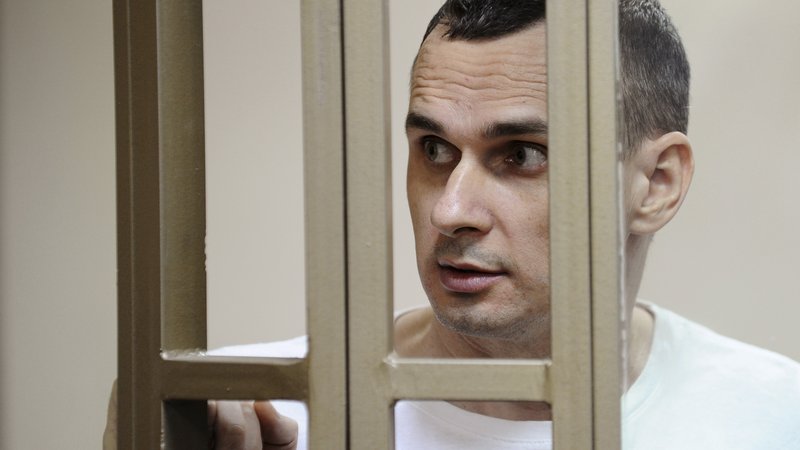 Fotografija: Ukrajinski filmski režiser Oleg Sentsov med sojenjem pred tremi leti. FOTO: REUTERS/Sergey Pivovarov