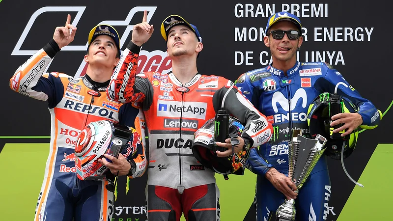 Fotografija: Španca Jorge Lorenzo (na sredini) in Marc Marquez (levo) sta se takole na zmagovalnem odru spomnila pred tednom dni tragično preminulega komaj 14-letnega rojaka Andreasa Pereza. Italijanski veteran Valentino Rossi (desno) je bil zadovoljen s tretjim mestom.
FOTO: AFP