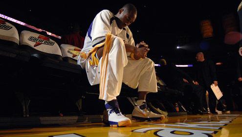 Fotografija: LOS ANGELES, CA - MARCH 25: Kobe Bryant #24 of the Los Angeles Lakers waits to be introduced before the game against the Golden State Warriors on March 25, 2007 at Staples Center in Los Angeles, California.  NOTE TO USER: User expressly acknowledges and agrees that, by downloading and/or using this Photograph, user is consenting to the terms and conditions of the Getty Images License Agreement. Mandatory Copyright Notice: Copyright 2007 NBAE (Photo by Noah Graham/NBAE via Getty Images) *** Local Caption *** Kobe Bryant
