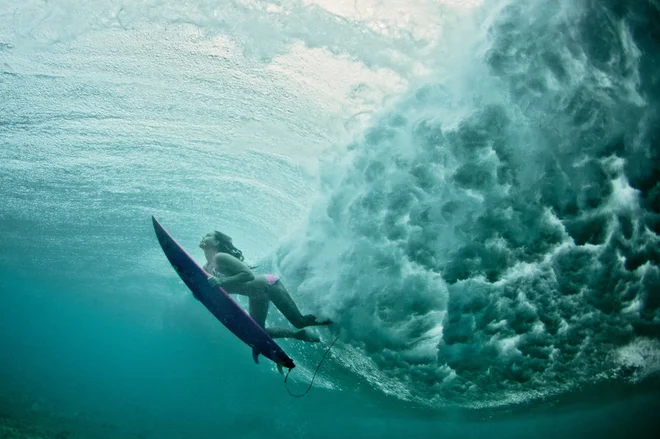 Maya Gabeira dives in Hawaii, USA on April 12th 2009 // Brian Bielmann/Red Bull Content Pool // P-20120217-66477 // Usage for editorial use only // Please go to www.redbullcontentpool.com for further information. //
