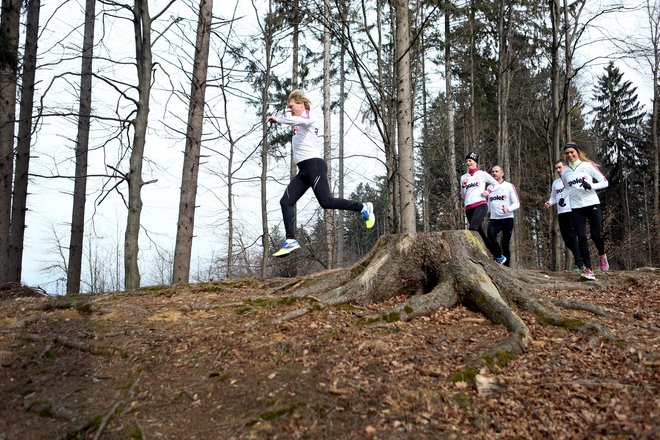 Tekači med preizkuanjem tekake obutve pod vodstvom Klemna Dolenca, atletskega trenerja, za prilogo Dela Polet, v Radovljici, 1. marca 2015.