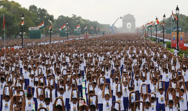 Participants perform yoga during a camp to mark the International Day of Yoga, in New Delhi, India, June 21, 2015. REUTERS/Adnan Abidi - RTX1HFEX