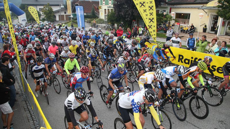 Fotografija: Rund 1.500 Athleten starteten heute in Eugendorf pünktlich um 8 Uhr zum 8. Eddy Merckx Classic Radmarathon. 