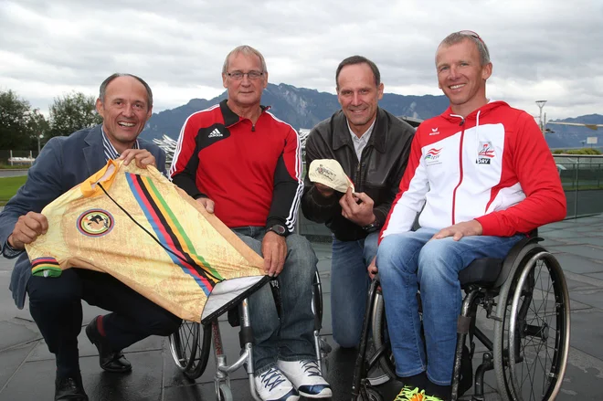 Das neue Art Trikot wird zu Gunsten der Wings for Life Stiftung verkauft. Im Bild:Leo Bauernberger, MBA (GF SLTG), Mag. Walter Pfaller (GF LSO), Heinz Kinigadner (Wings for Life) und Manfred Putz (Handbike-Athlet)
