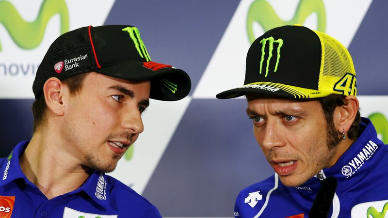 Fotografija: Yamaha MotoGP rider Jorge Lorenzo (L) of Spain and Yamaha rider Valentino Rossi of Italy talk during a news conference ahead of the Aragon Motorcycling Grand Prix at Motorland race track in Alcaniz, northern Spain, September 24, 2015.  REUTERS/Marcelo del Pozo  - RTX1SAIM