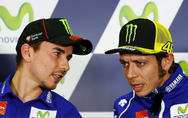 Yamaha MotoGP rider Jorge Lorenzo (L) of Spain and Yamaha rider Valentino Rossi of Italy talk during a news conference ahead of the Aragon Motorcycling Grand Prix at Motorland race track in Alcaniz, northern Spain, September 24, 2015.  REUTERS/Marcelo del