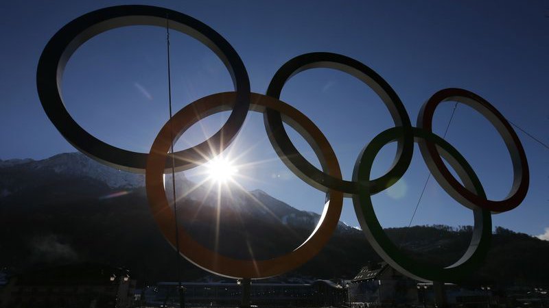 Fotografija: The Olympic rings are pictured in front of mountains at the Rosa Khutor Alpine Resort in Krasnaya Polyana near Sochi, February 2, 2014. Sochi will host the 2014 Winter Olympic Games from February 7 to 23.   REUTERS/Fabrizio Bensch  (RUSSIA - Tags: SPORT OLYMPICS)