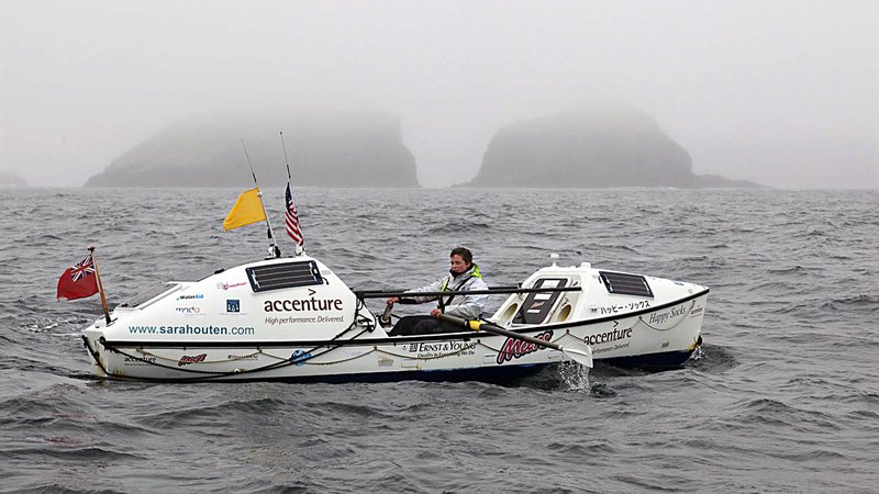 Fotografija: British adventurer Sarah Outen arrives in Adak in the Aleutian Islands to become the first person to ever row solo from Japan to Alaska...British adventurer Sarah Outen arrives in Adak in the Aleutian Islands September 23, 2013 to become the first person to ever row solo from Japan to Alaska - a distance of 3,750 nautical miles. Outen left Choshi, Japan on April 27, 2013 and made land on Adak Island off the coast of Alaska, 150 days later. REUTERS/James Sebright/Handout via Reuters  (UNITED STATES - Tags: SOCIETY SPORT) ATTENTION EDITORS - NO SALES. NO ARCHIVES. THIS IMAGE WAS PROVIDED BY A THIRD PARTY. FOR  EDITORIAL USE ONLY. NOT FOR SALE FOR MARKETING OR ADVERTISING CAMPAIGNS. THIS PICTURE IS DISTRIBUTED EXACTLY AS RECEIVED BY REUTERS, AS A SERVICE TO CLIENTS. MANDATORY CREDIT