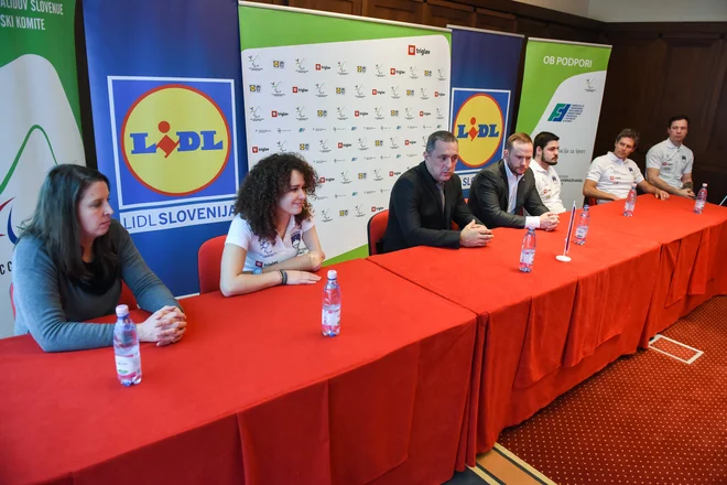 koda ???

predsednik Damijan Lazar, gen. sekretarka Špela Rozman, dva predstavnika Lidl Slovenija, štirje športniki (Lena Gabršček, Darko Đurić, Alen Kobilica, Primož Jeralič)

Avstrija Trend Hotel, Ljubljana

Foto: Nebojša Tejić/STA 