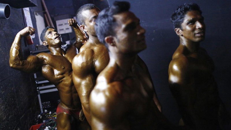 Fotografija: Competitors wait to get on the stage during a bodybuilding competition in Mumbai November 27, 2013. Around 30 bodybuilders from all parts of India participated in the competition. REUTERS/Danish Siddiqui (INDIA - Tags: SPORT SOCIETY)