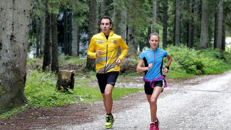 Fotografija: Gorska tekača Mitja in Mateja Kosovelj. Pokljuka 22. julij 2014.